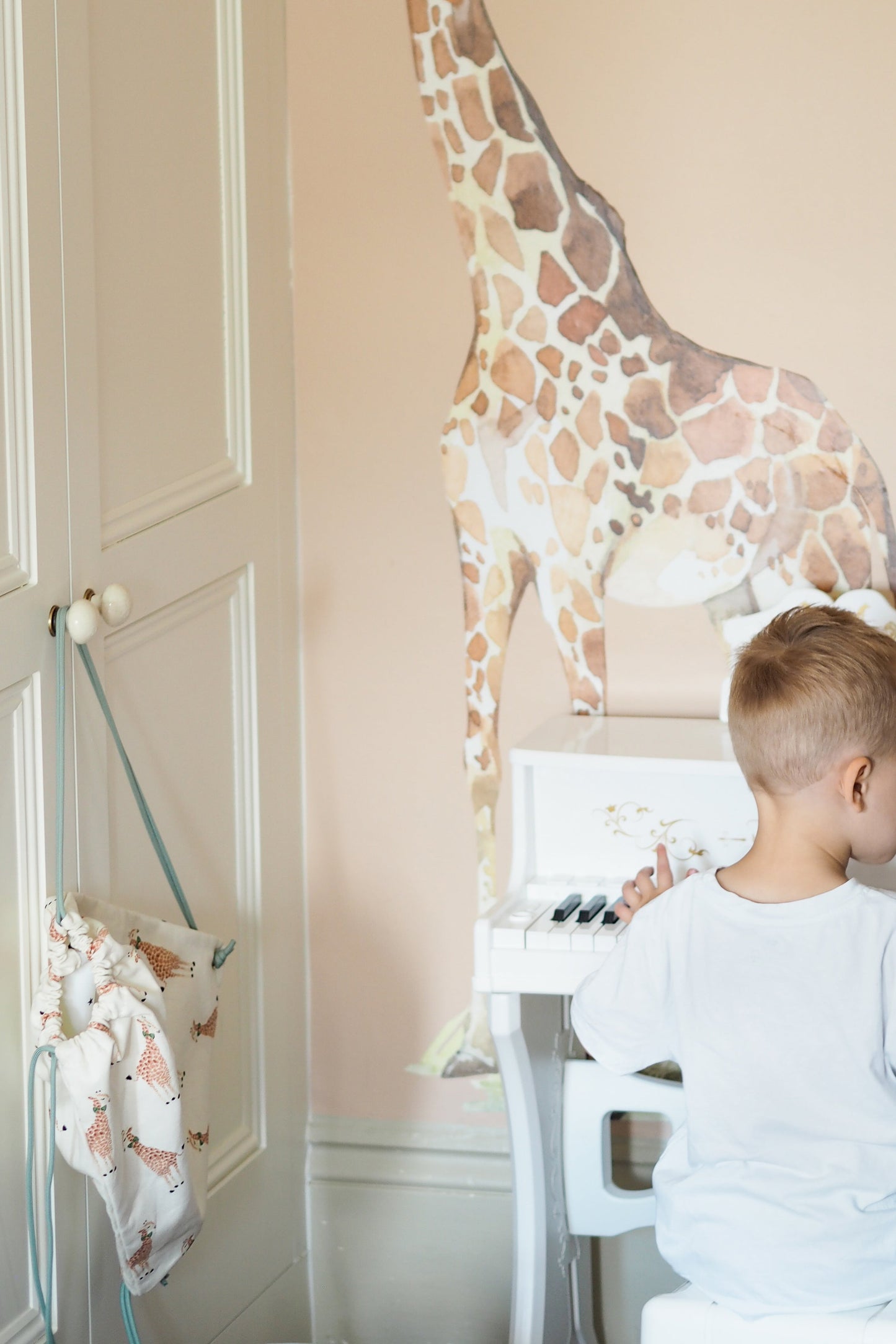Yvonne Ellen Mini Kid's Giraffe Drawstring Bag, Cream